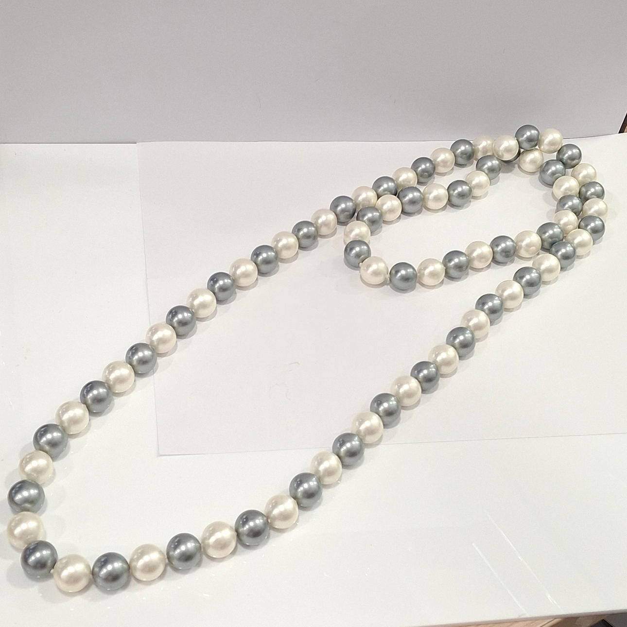 Collar de grandes símil de perlas blancas y grises.