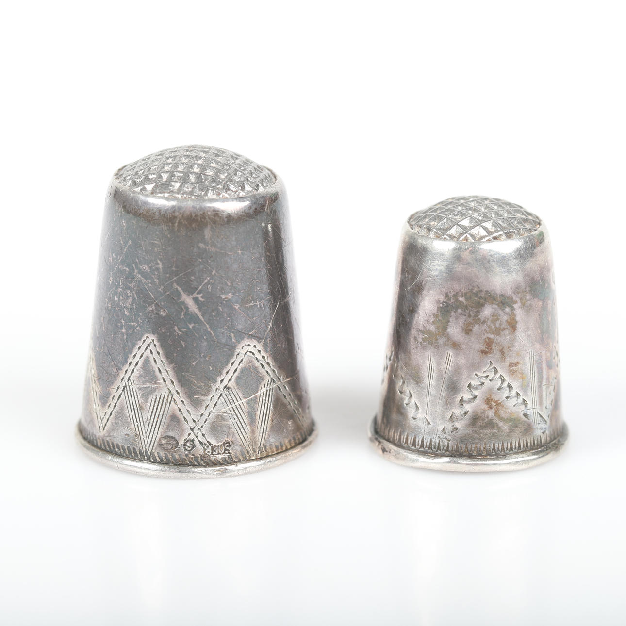 THIMBLES, 2 pieces, silver.