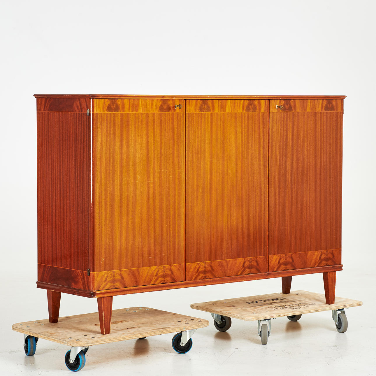 A 1940s mahogany sideboard/serving cabinet.