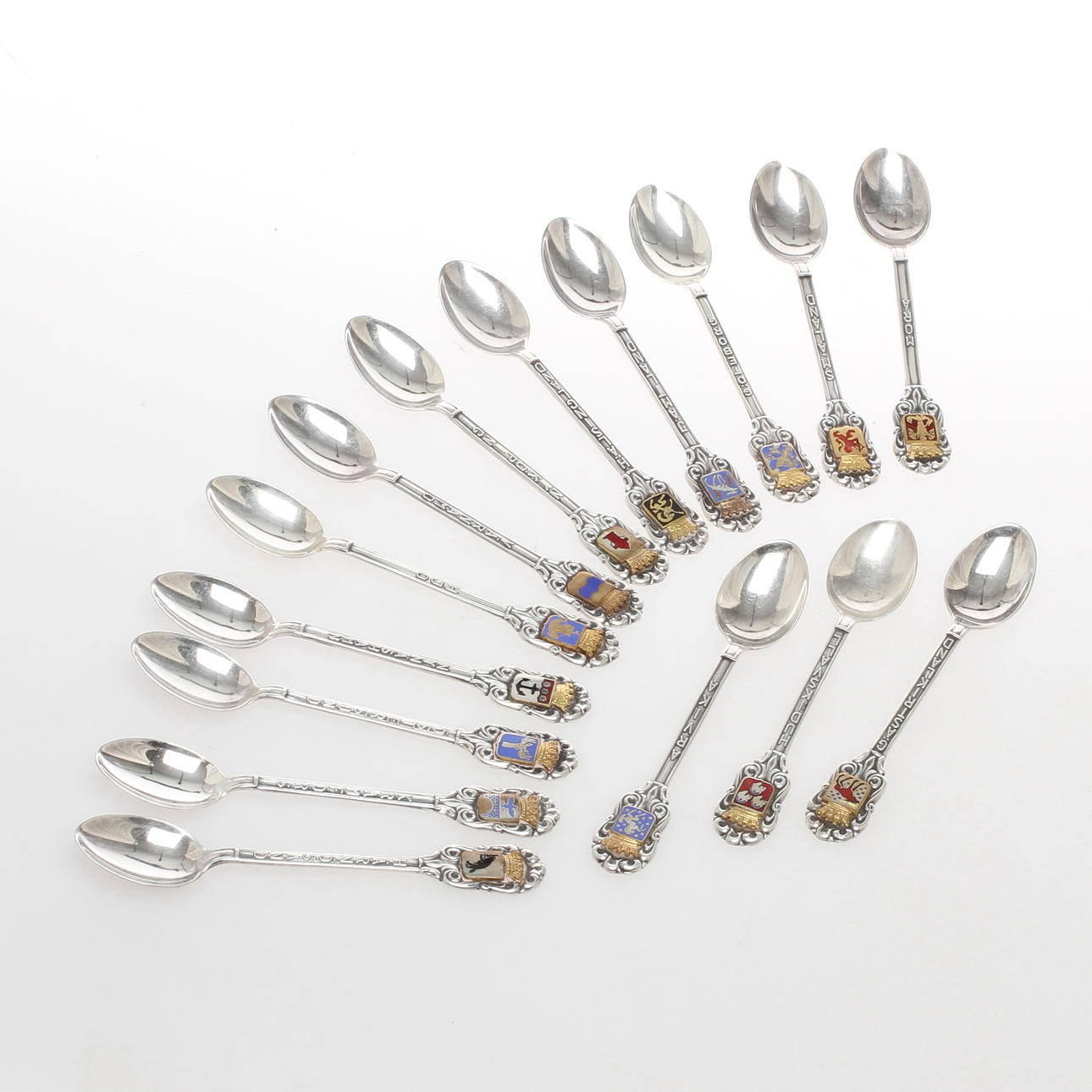 SOUVENIRSKEDAR, 15 st, silver med dekor av svenska landskaps- och stadsvapen, MEMA, 1900-tal.