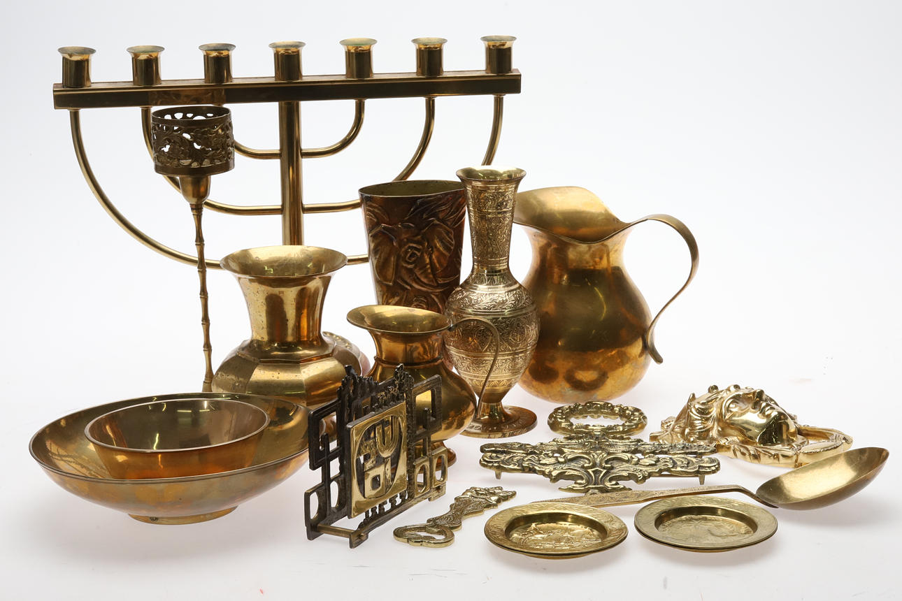 MESSINGGENSTANDE. 18 stk. Gult metal.