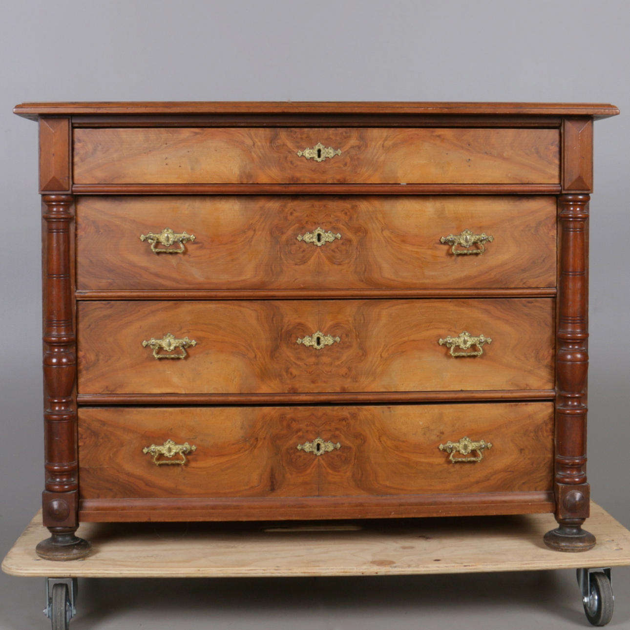 BYRÅ, mahogny, nyrenässans, 1800-talets senare del.