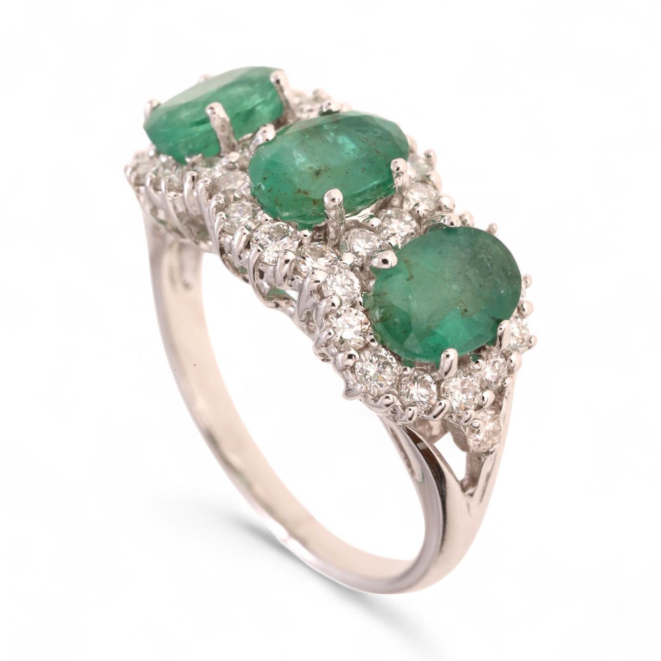 Tripletti smaragdi- ja timanttisormus.