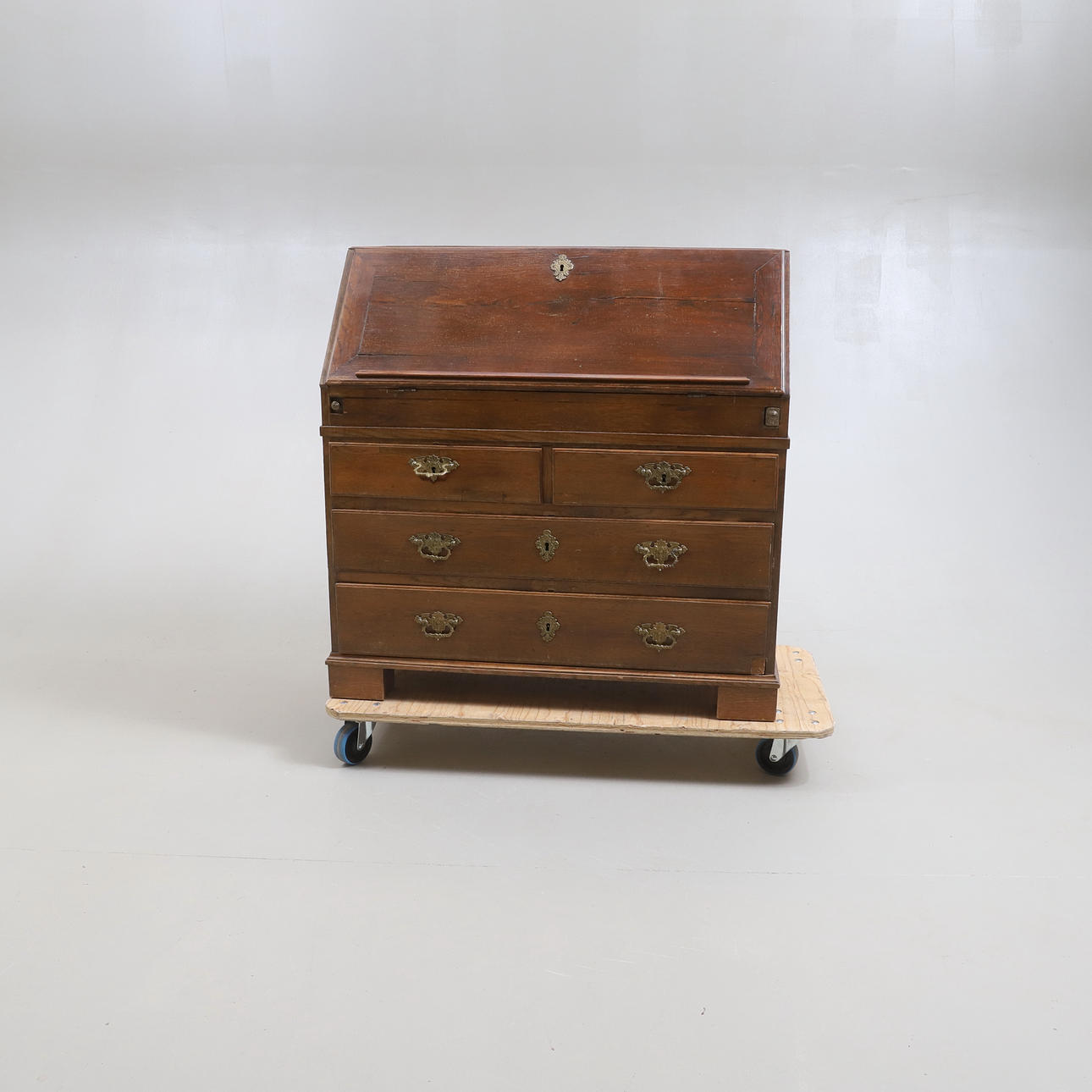 Ein Sekretär mit schrägem Deckblatt aus Eichenholz, 17./19. Jahrhundert.