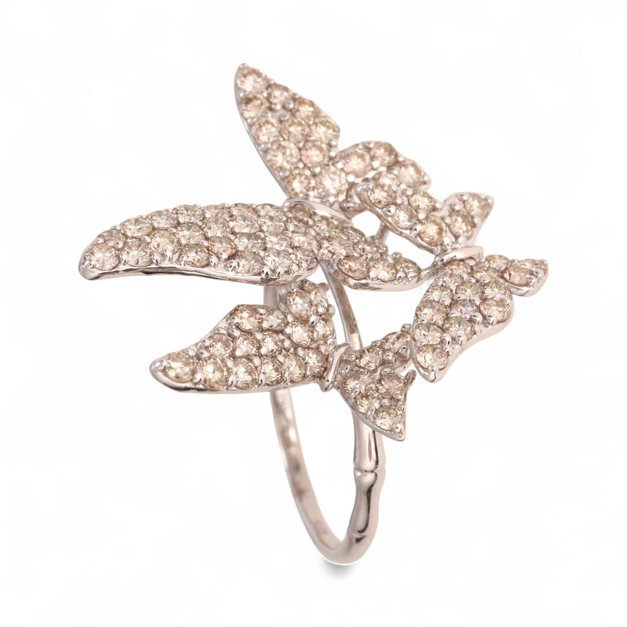 Sortija de diamantes en forma de mariposas.