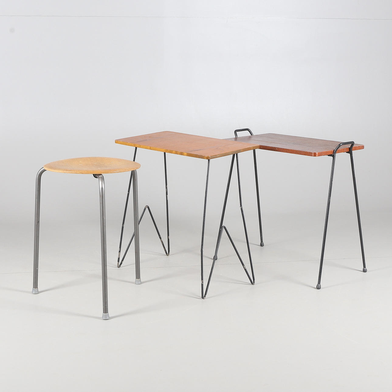 SIDOBORD, 2 st, samt SITTPALL, 1900-talets andra hälft.