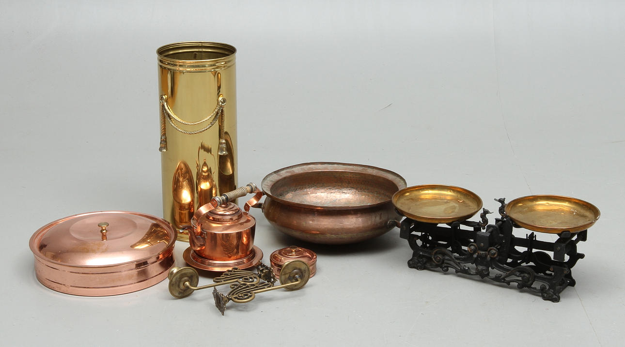 PARTI DIVERSE KOPPAR OCH MÄSSING, bland annat våg, käppställ, kaffepanna, 1900-tal.