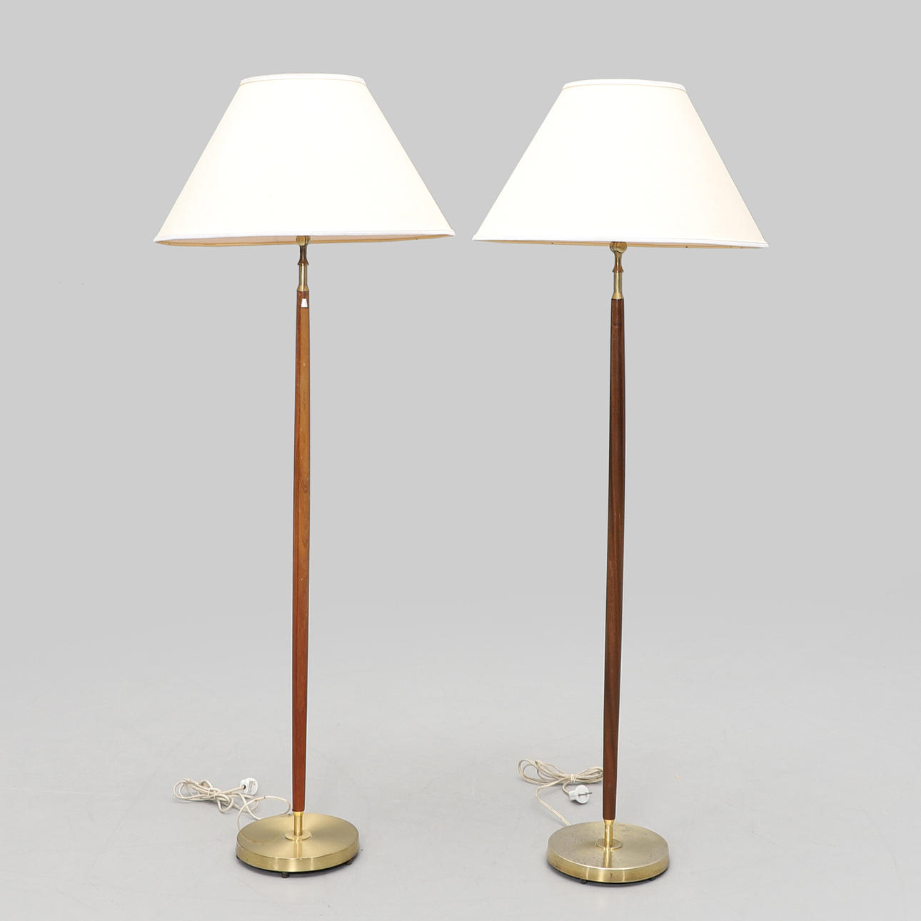 Ein Paar Stehleuchten von Falkenbergs Lighting.