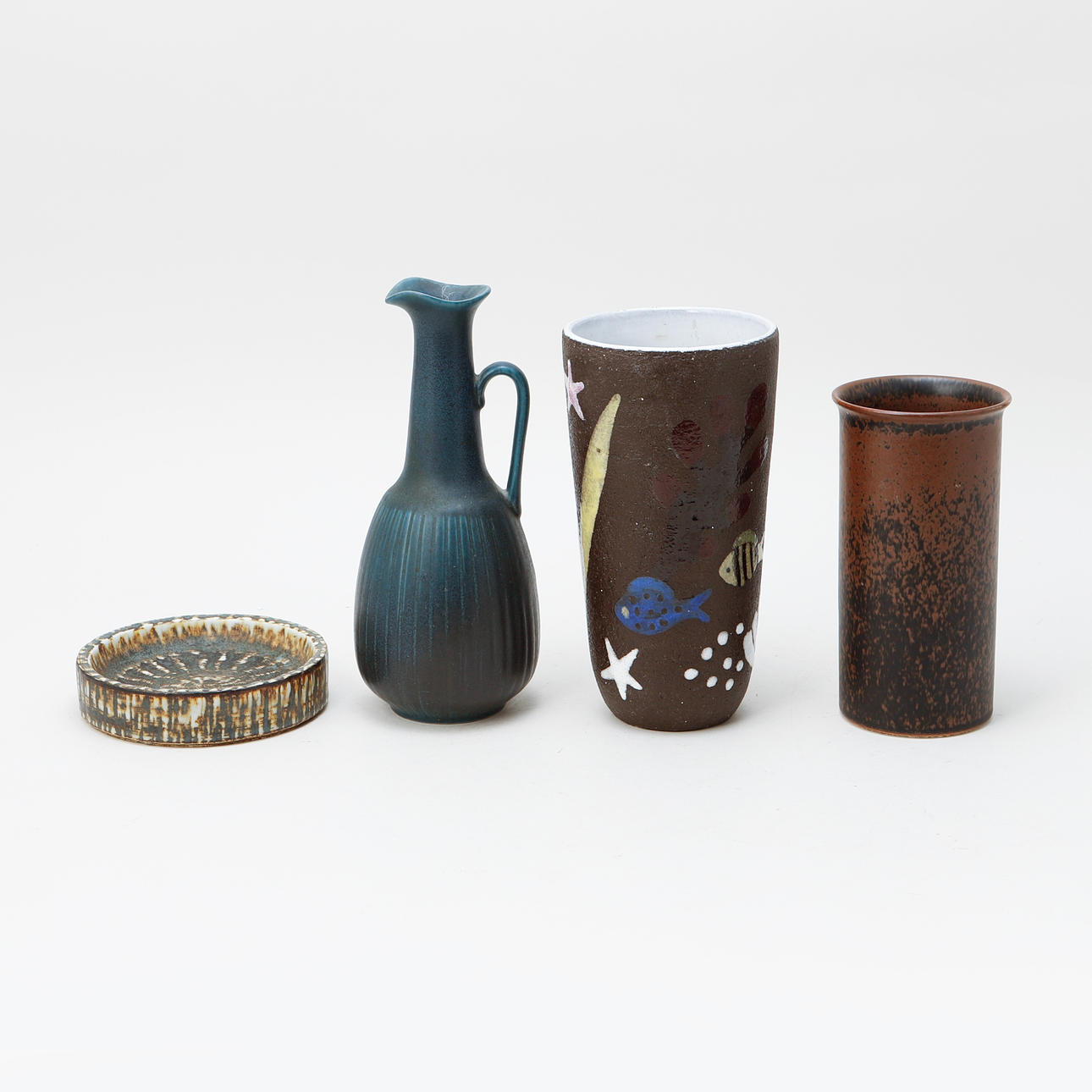 A set of 2 vases, jug and saucer, including Gunnar Nylund Rörstrand.