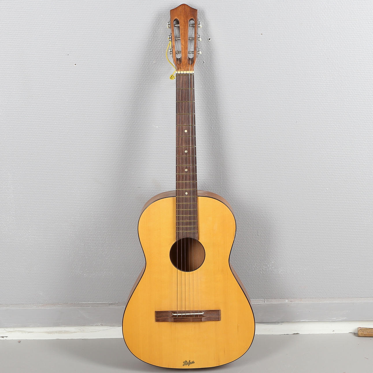 BARNGITARR, akustisk, Höfner, omkring 1900-talets mitt.