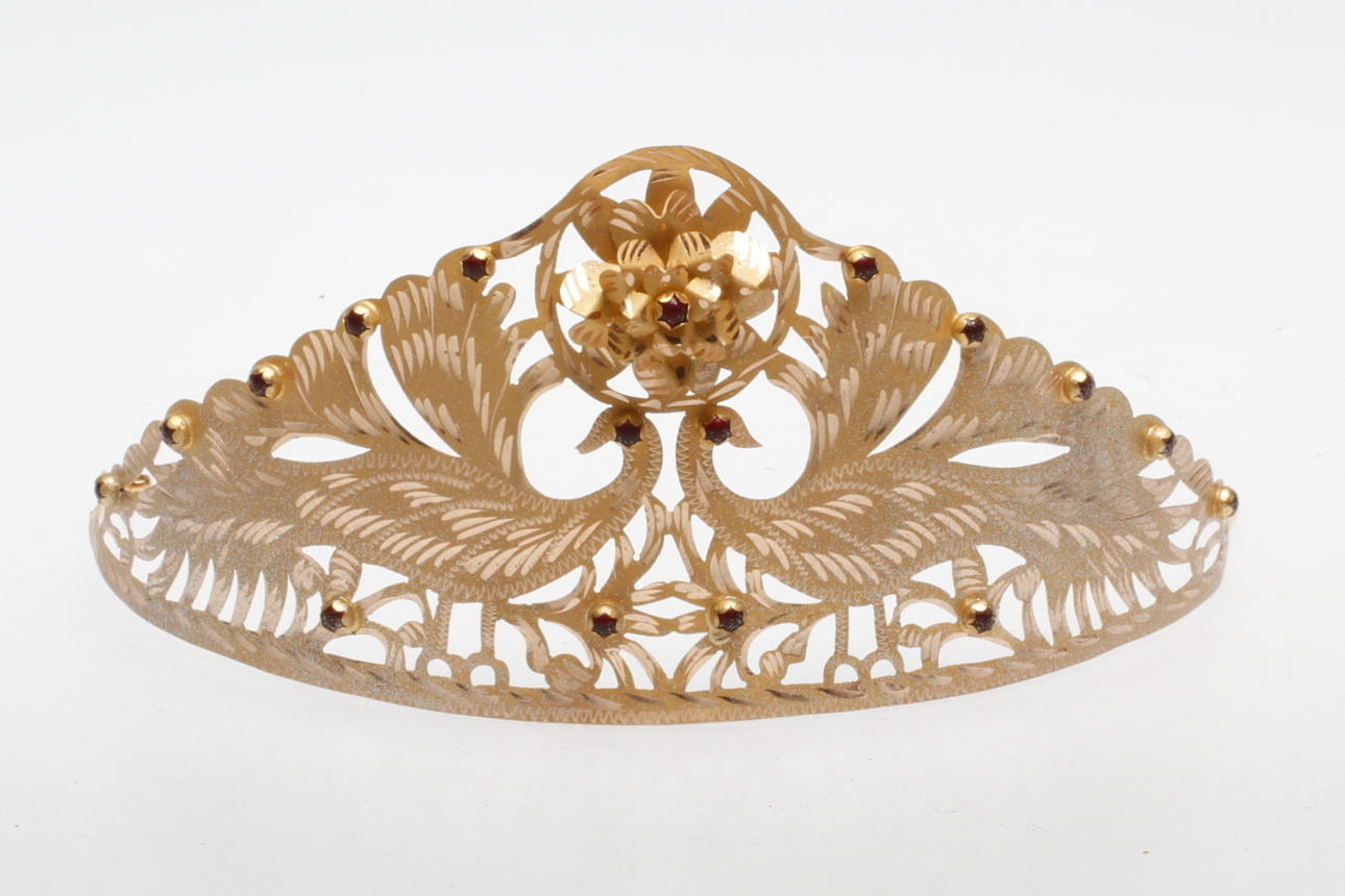 TIARA MED RÖDA STENAR, 14k guld, vikt ca 35,6 gr.