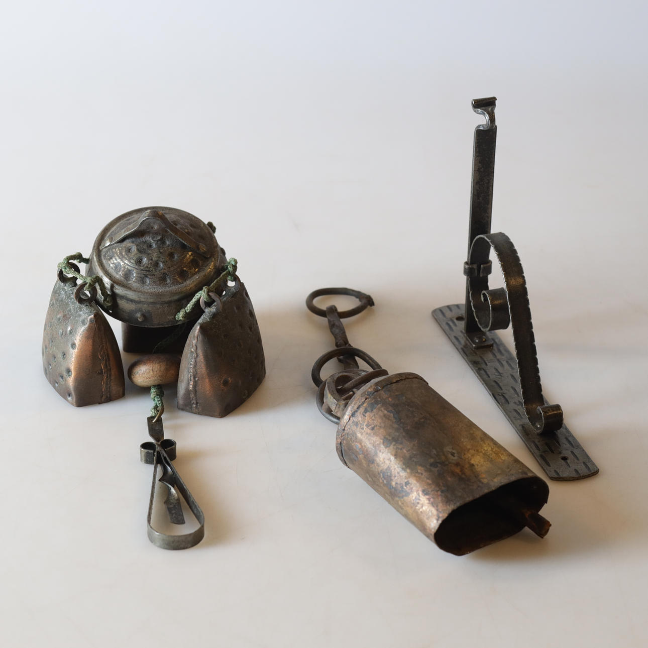 KELLOJA, 2 kpl, takorautaa, 1800-/1900-luku.