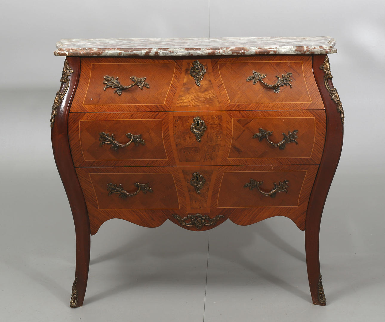 BYRÅ MED STENSKIVA, olika träslag, 3 lådor, 1900-talets andra hälft.