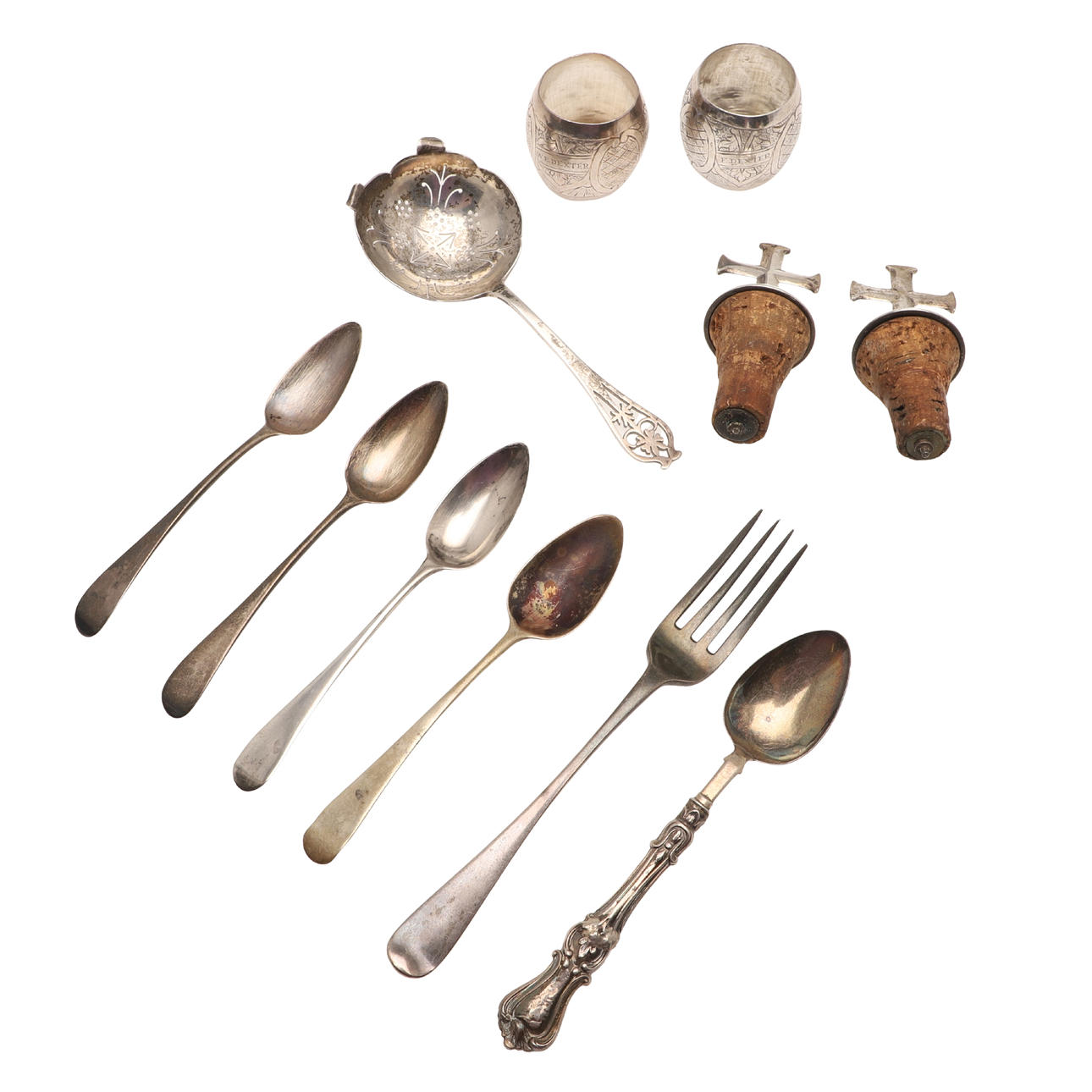 PAR SØLVMONTEREDE FLASKEPROPPER, BESTIK & SERVIETRINGE.