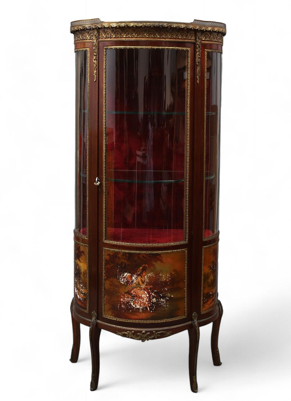 Transition-style display cabinet in mahogany with a “vernis Martin”-like painted scene and gilt bronze applications, early 20th Century.