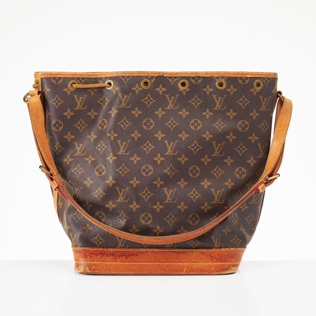 LOUIS VUITTON, "Noé", axelremsväska, monogramcanvas, detaljer i läder, justerbar axelrem, öljetter och detaljer i gulmetall.