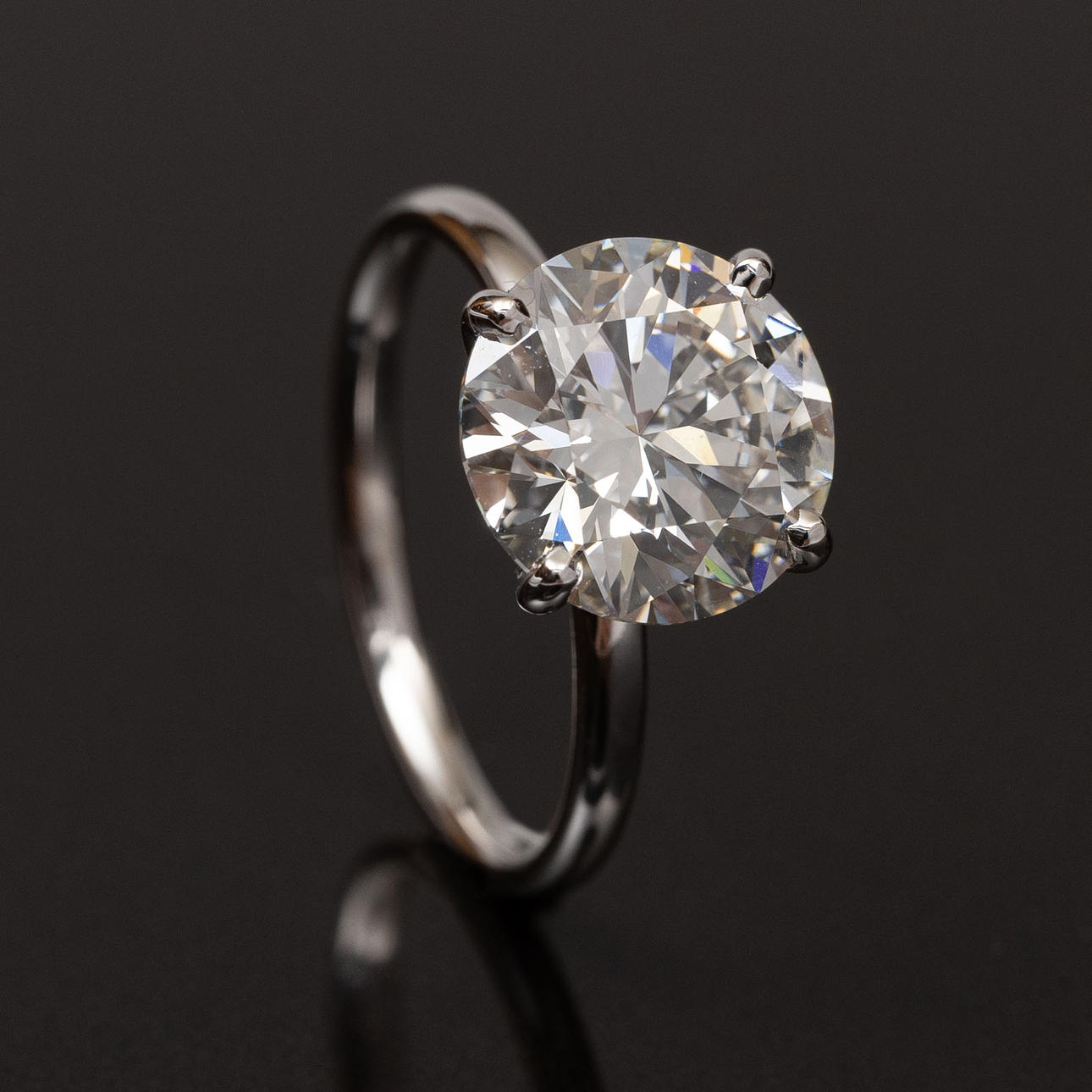 RING, 18K vitguld, Briljant 4,09 ct.