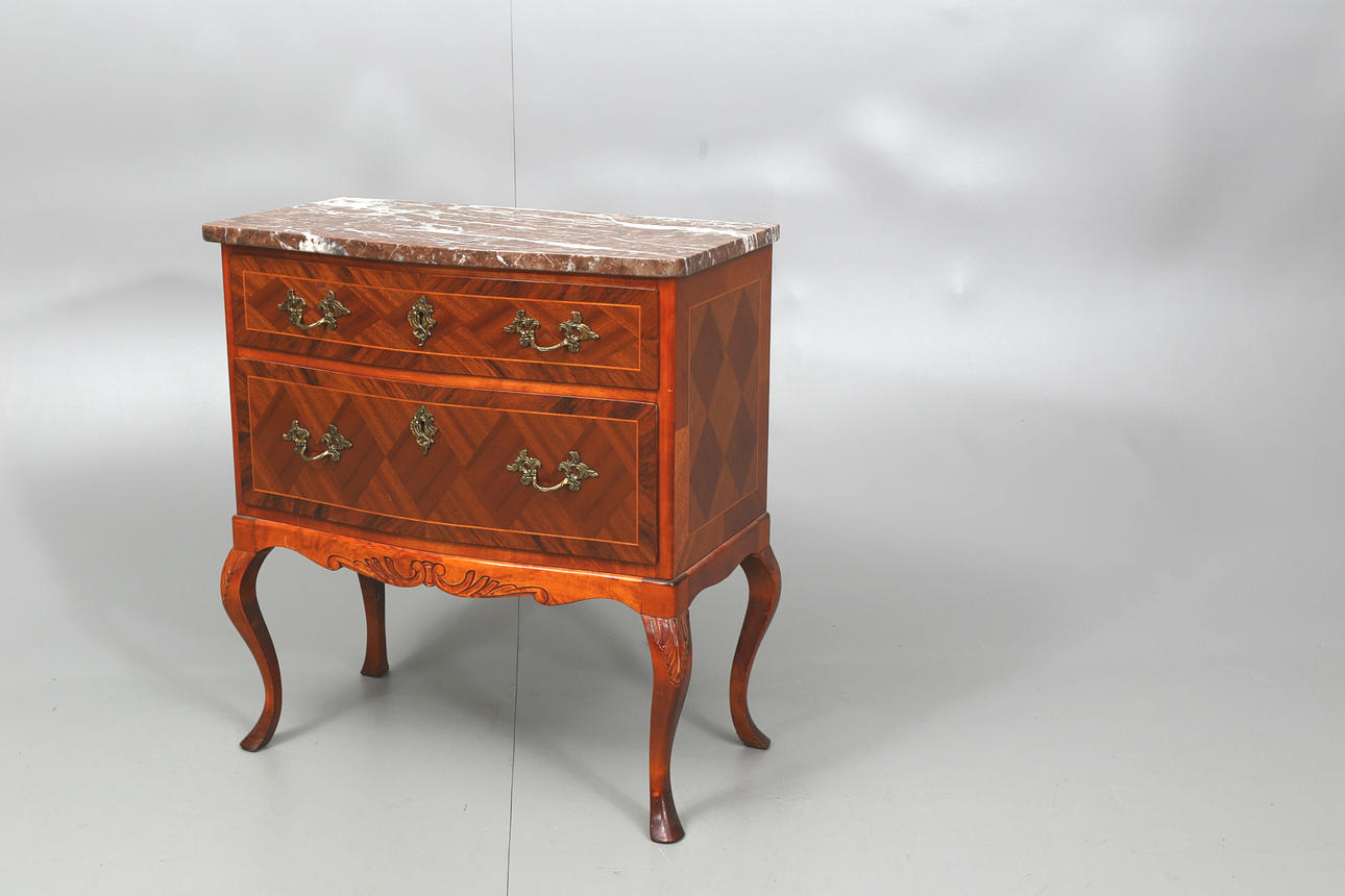 BYRÅ MED STENSKIVA, olika träslag, 2 lådor, 1900-tal.