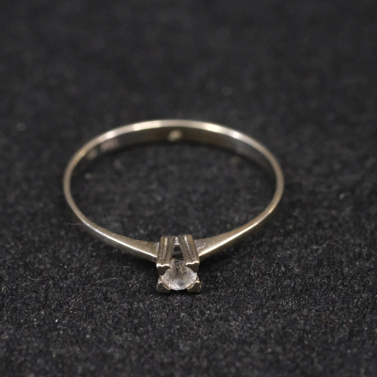 RING MED VIT STEN, 18K GULD.