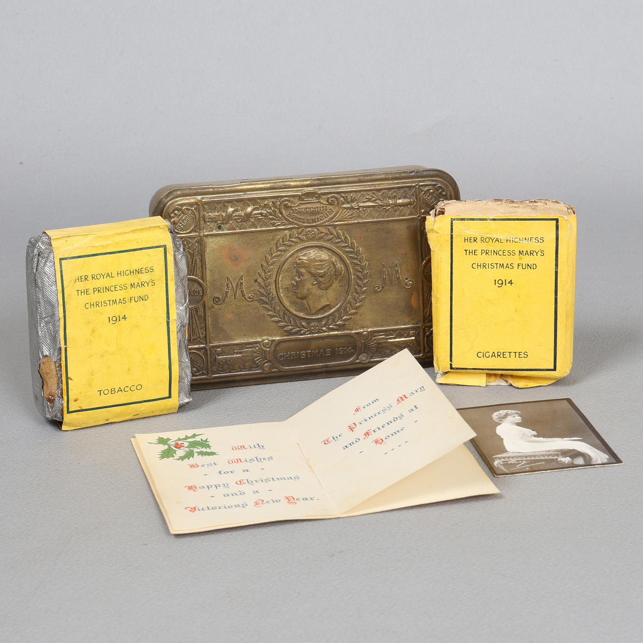 A FIRST WORLD WAR CHRISTMAS TIN AND CONTENTS.