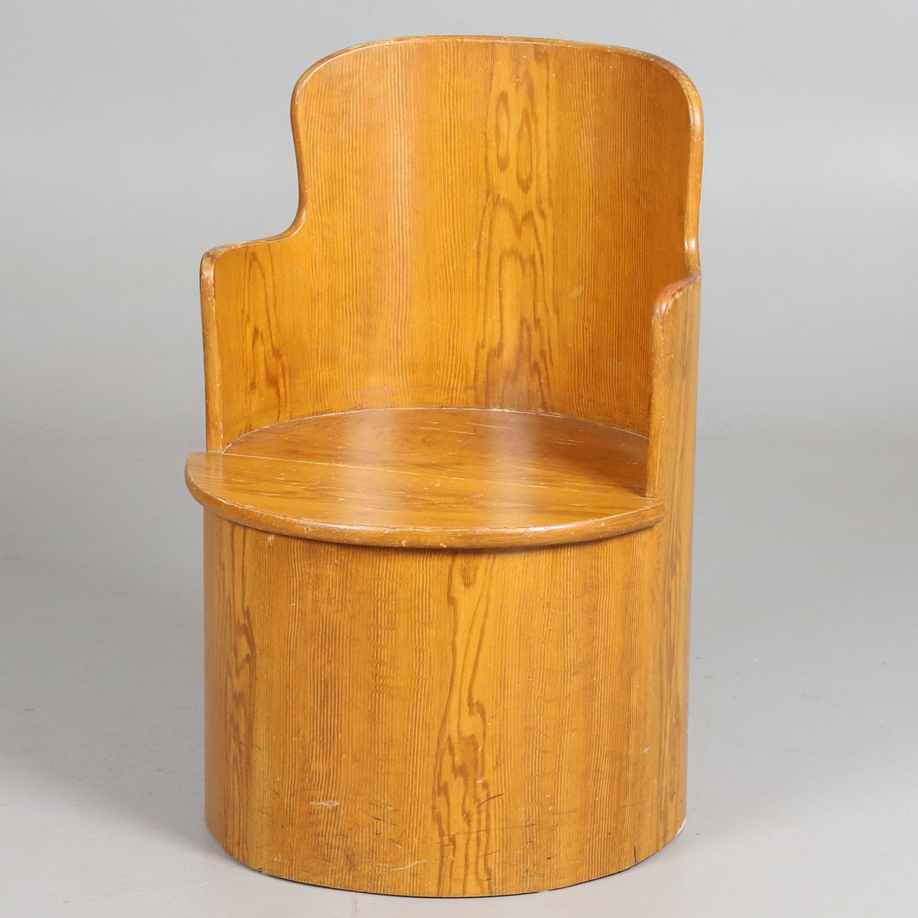 A 20th century pine CUBBSTOOL.