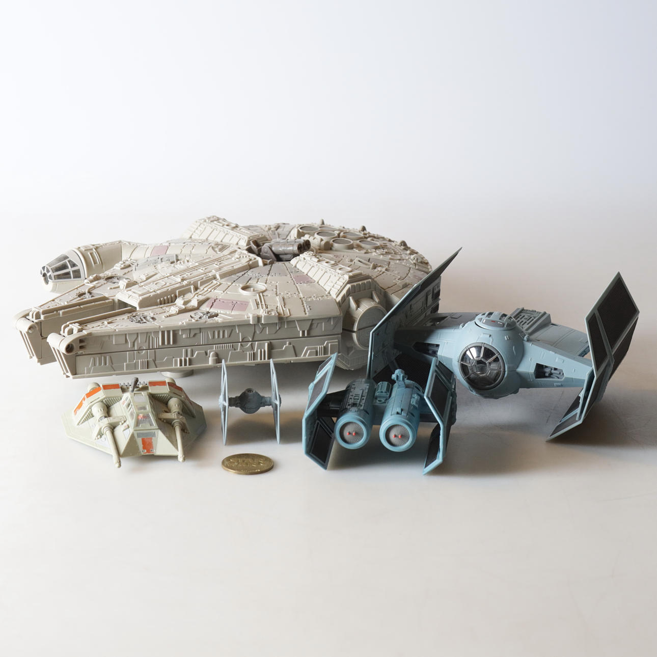 STAR WARS, 6 stykker, inklusive rumskib, Millenium Falcon. 20. århundrede.