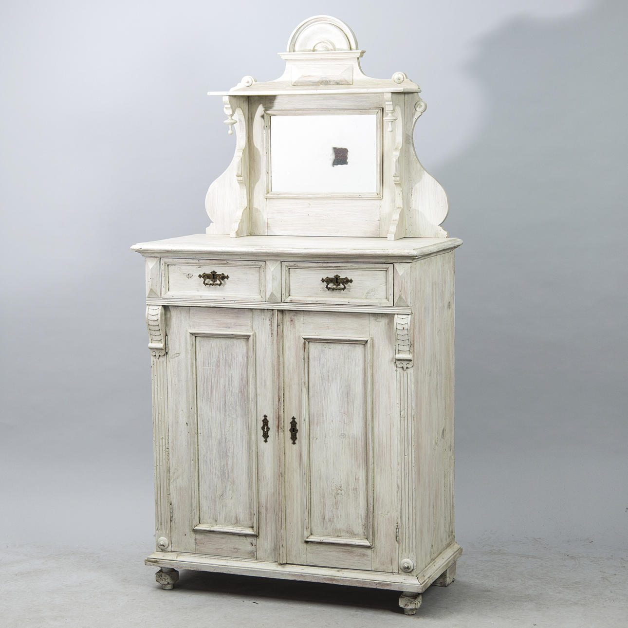 BYRÅ MED SPEGELÖVERDEL. vitmålad, nyrenässans.