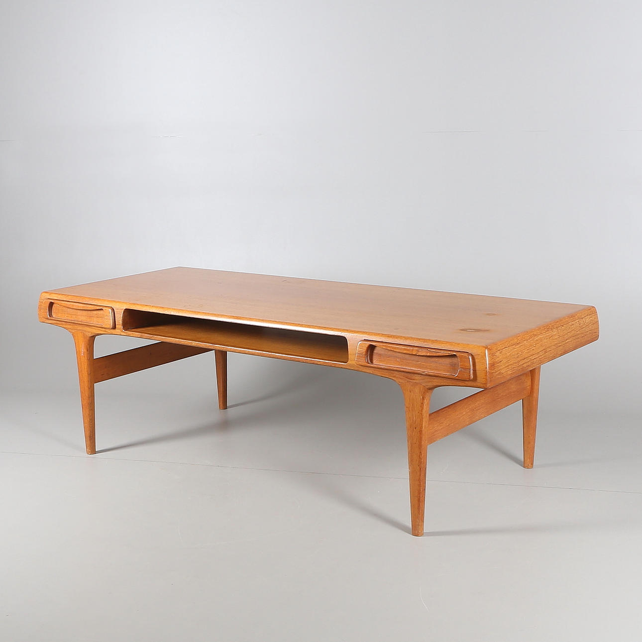 SOFFBORD, teak, Johannes Andersen, tillskriven, 1900-talets tredje fjärdedel.