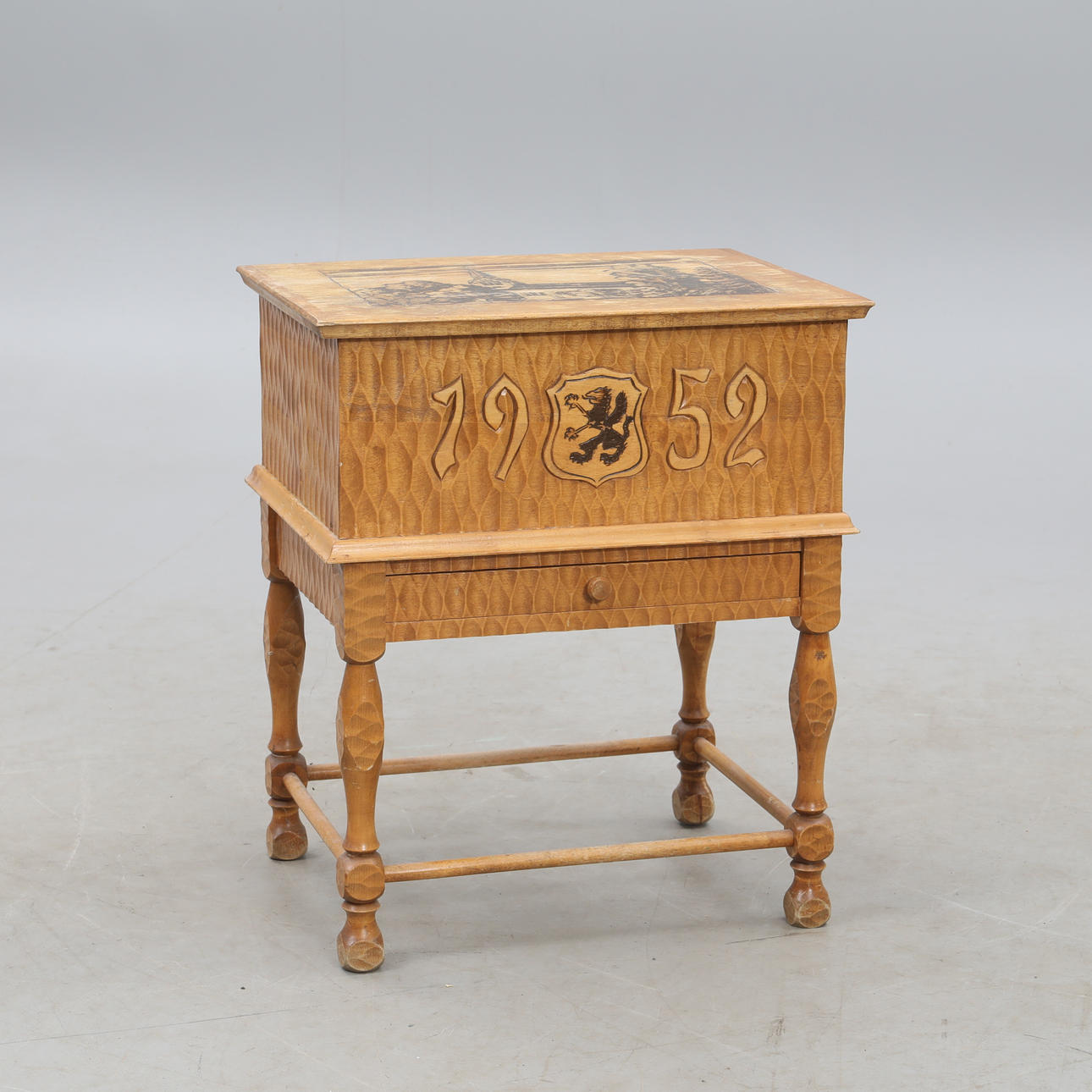 SYSKRIN, on leg stand, dated 1932, and various sewing accessories.