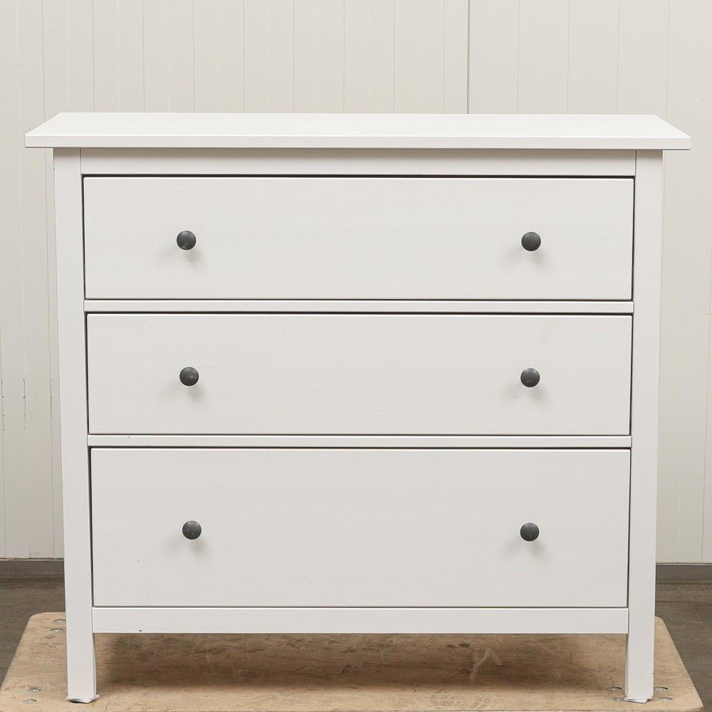 BYRÅ, vitlackerad, IKEA, front med tre lådor.