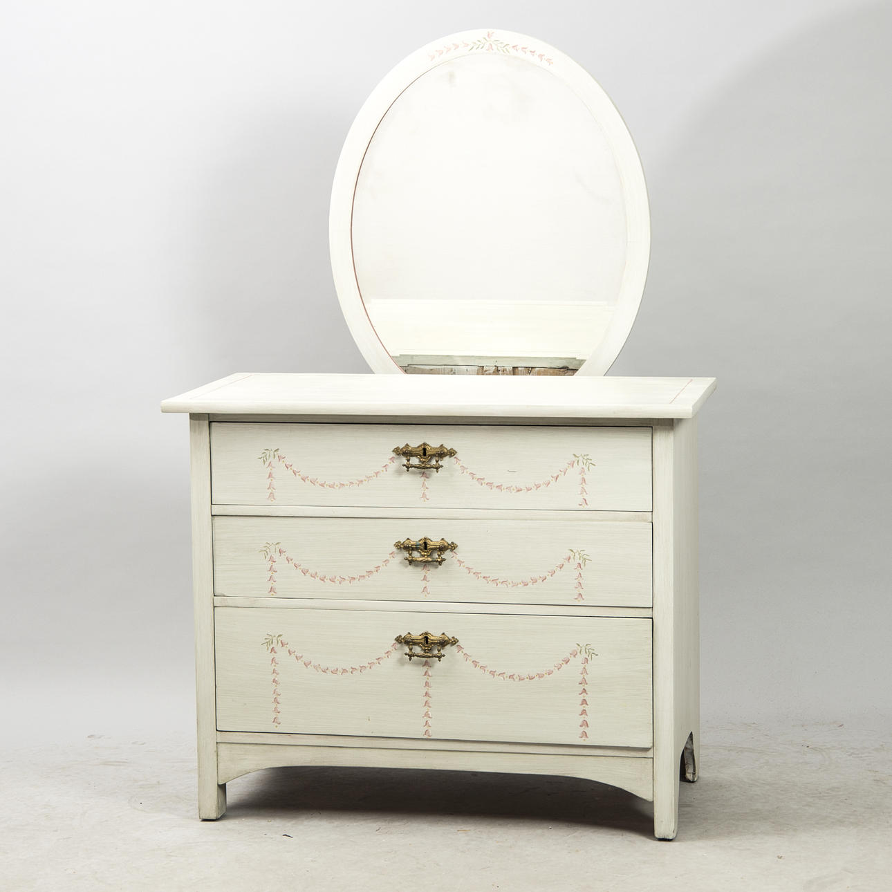 BYRÅ MED SPEGEL, dekormålad fur, tidigt 1900-tal.