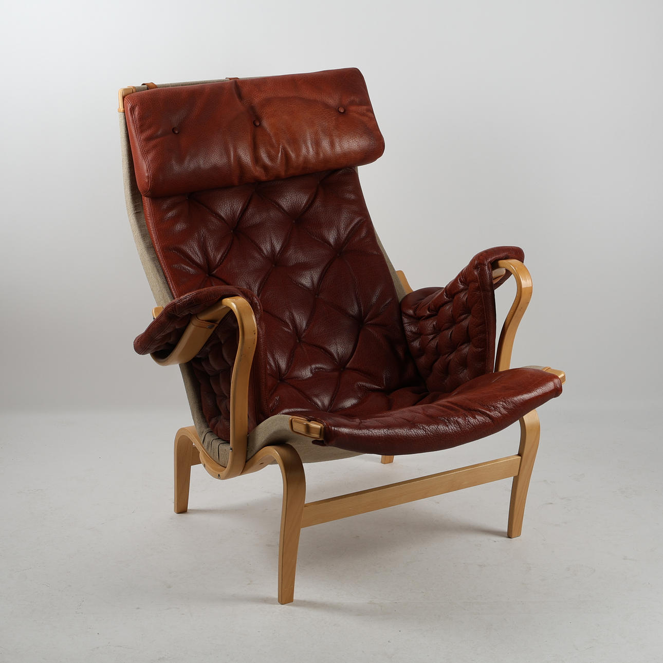 BRUNO MATHSSON. Sessel, Buche „Pernilla“, Leinwand, Leder, DUX.