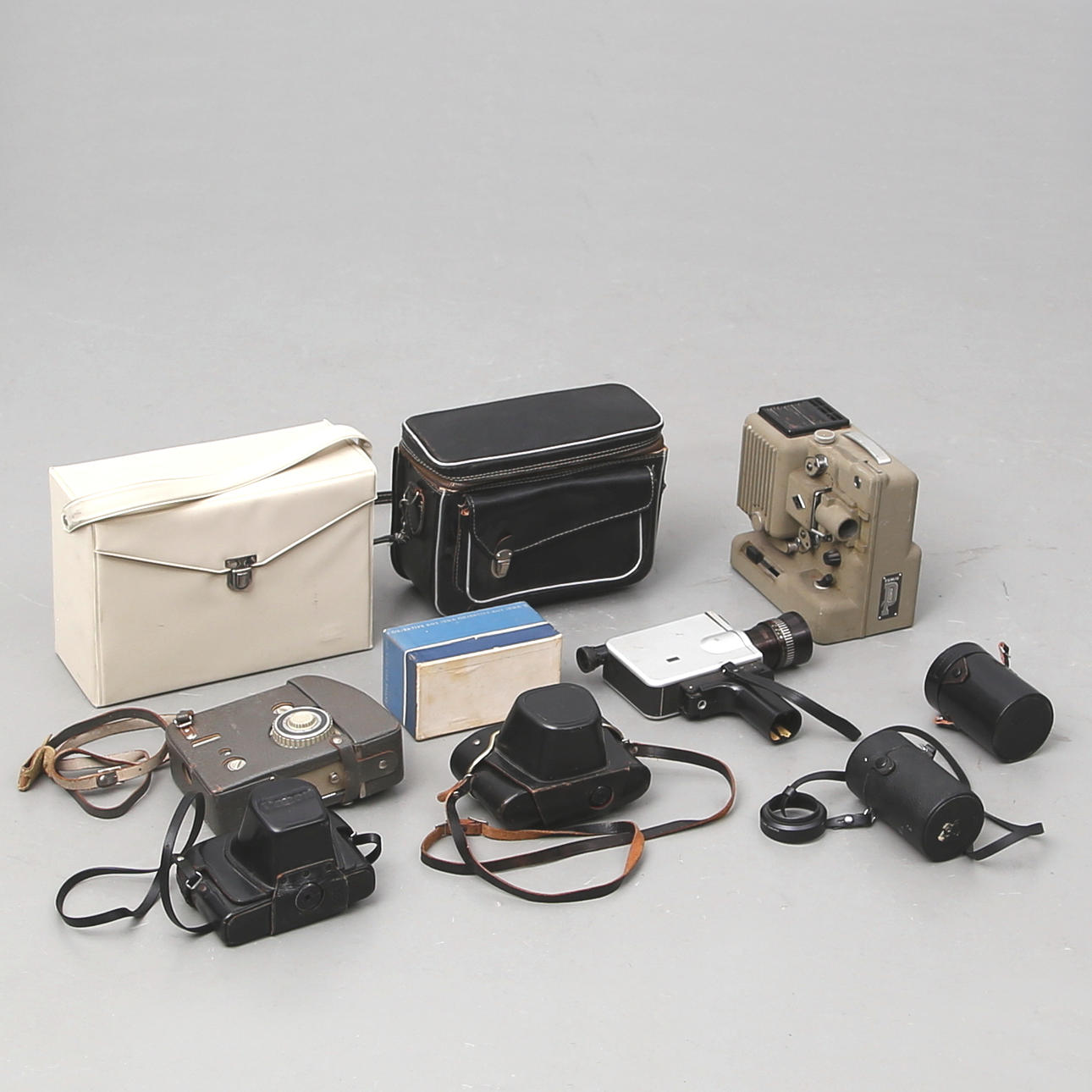 KAMEROR och objektiv, 11 delar.