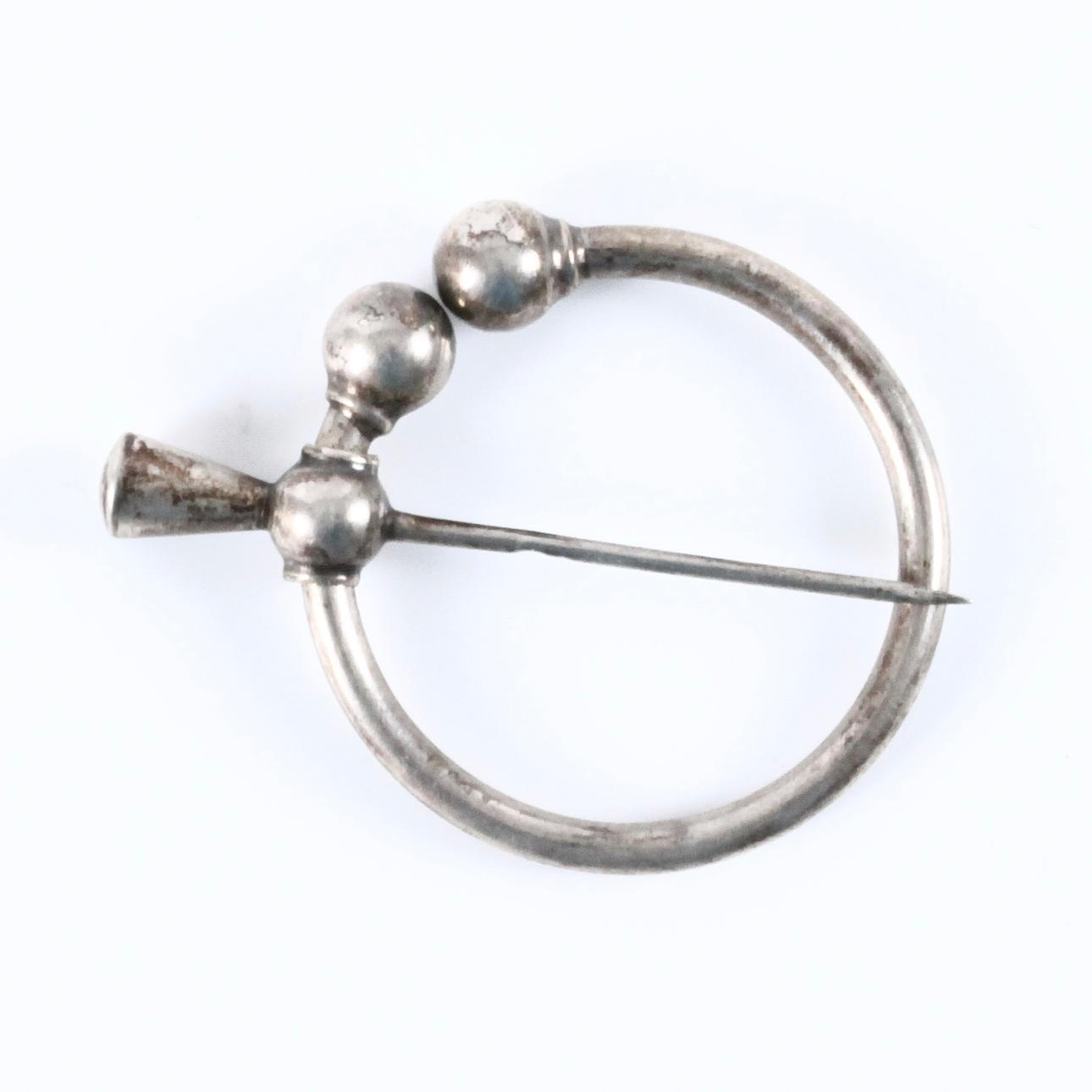COSTUME PIN, silver.
