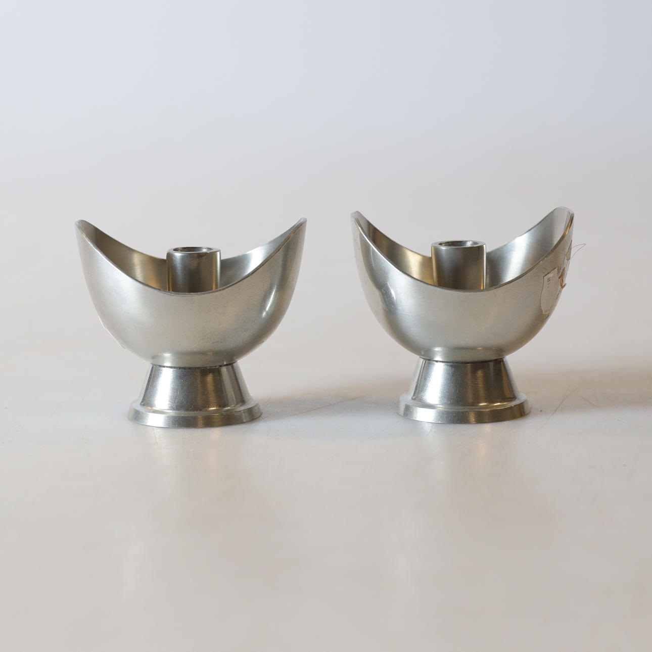 KYNTTILÄNJALKAPARI, plåt, Ciselören i Nyköping, 1900.