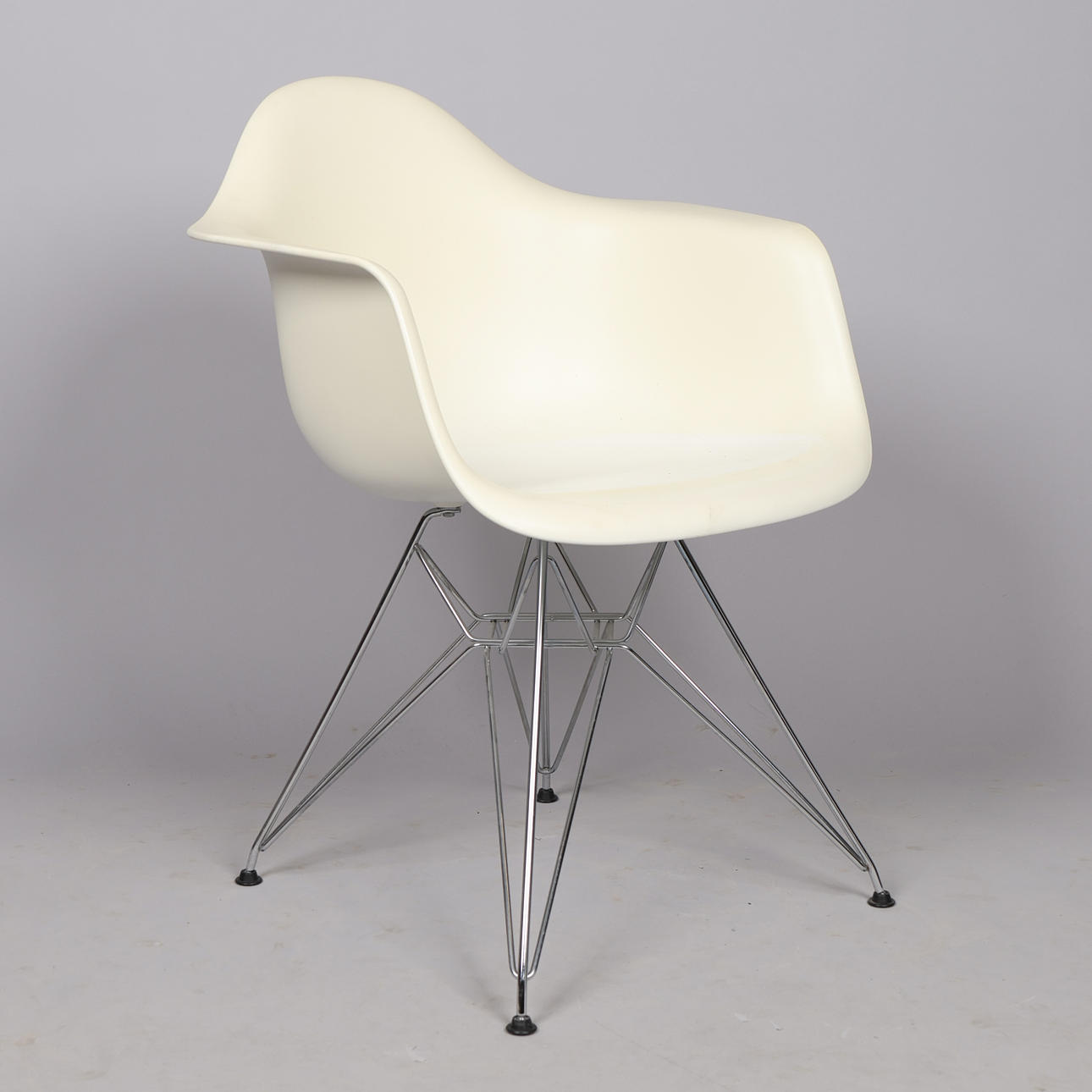 RAY & CHARLES EAMES. Stol af plastik og forkromet stål, Vitra, "Eames Plastic Armchair DAR", designet 1950.