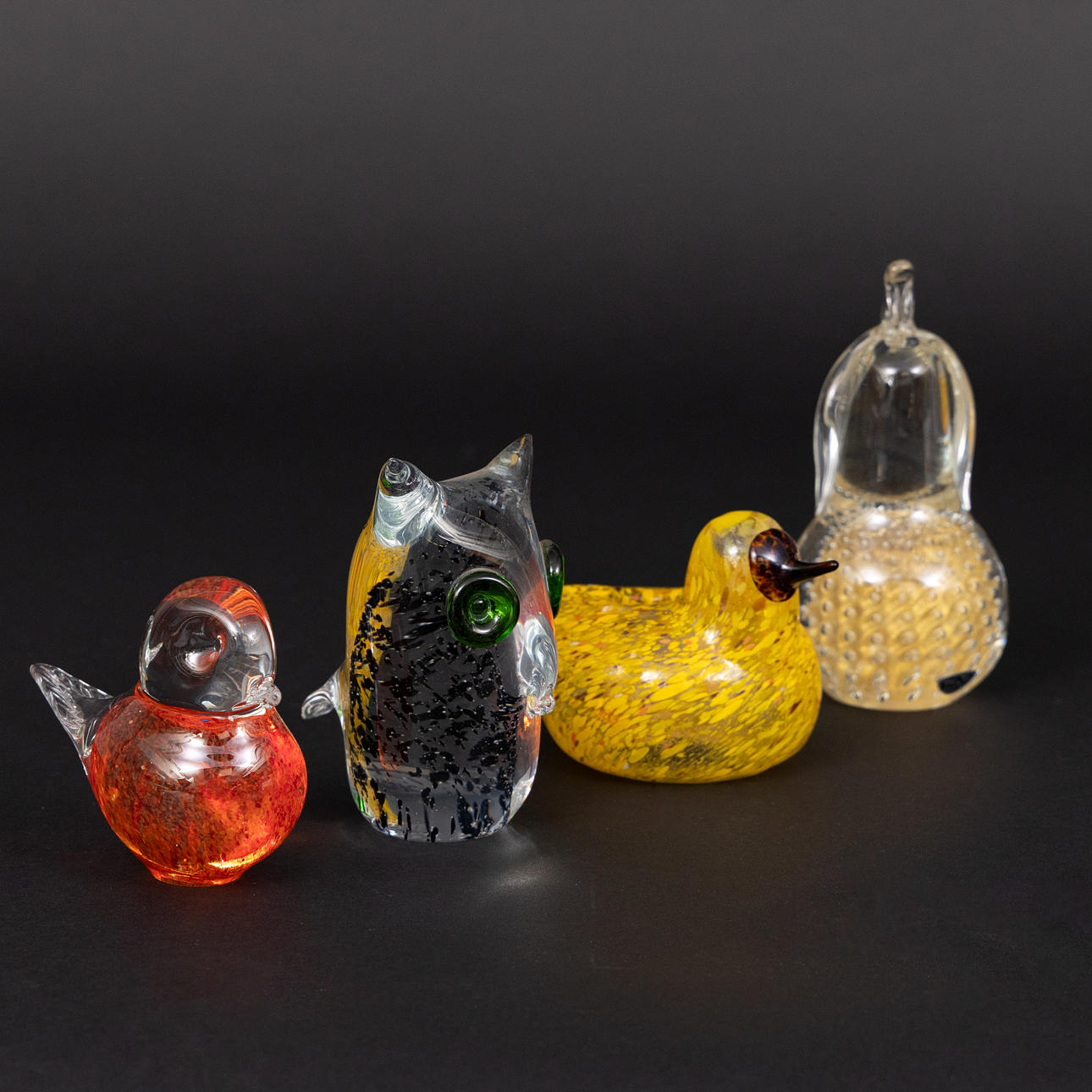 A set of 4 glass objects, including Bertil Vallien, Boda.