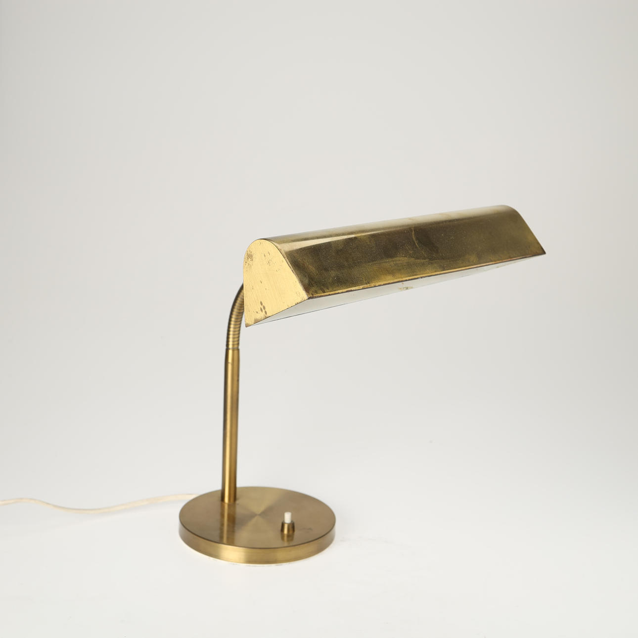 Library lamp/desk lamp in brass, adjustable screen with two light sources, European lamp manufacturer, second half of the 20th century.