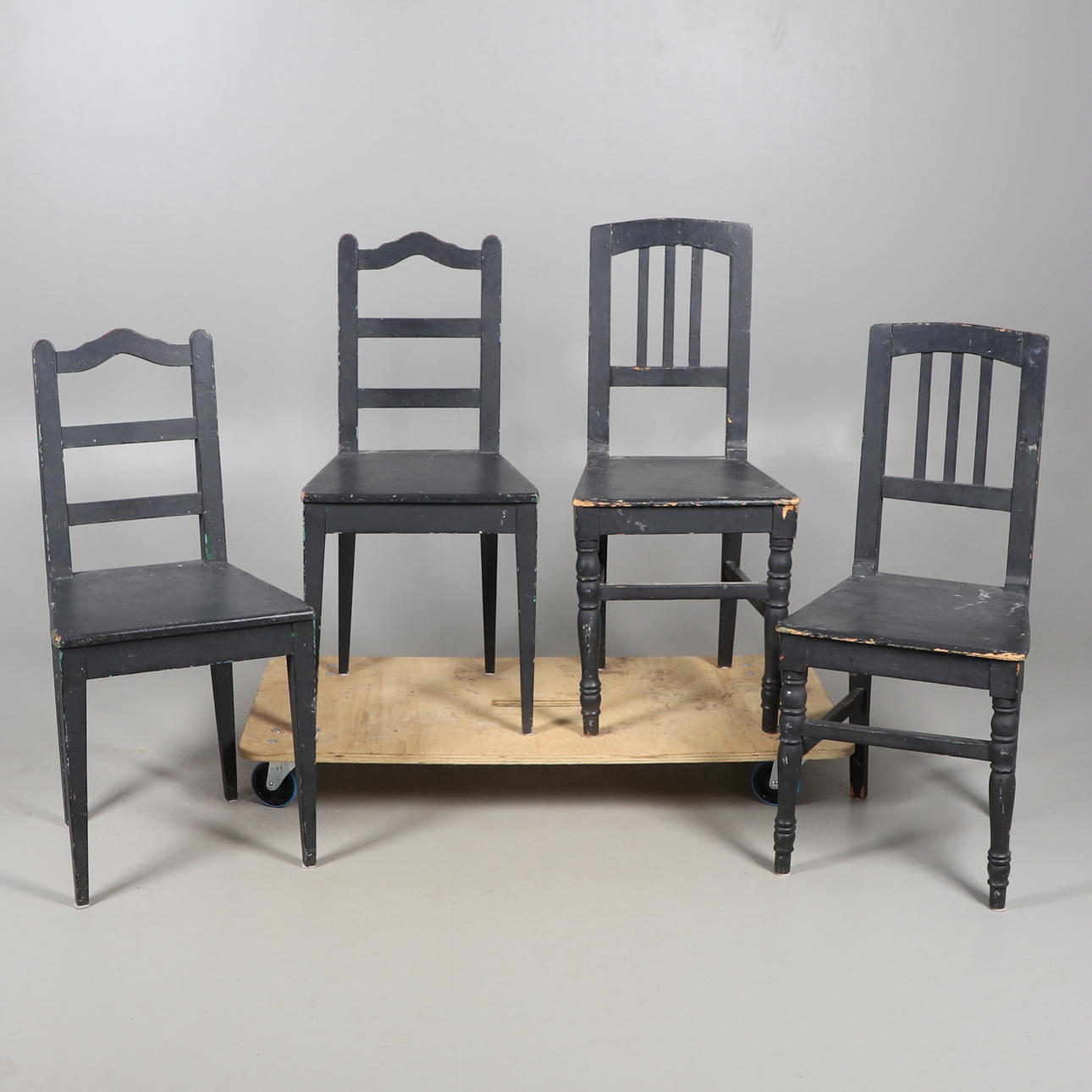 EIN PASSENDES SET VON VIER BEMALTEN STÜHLEN.