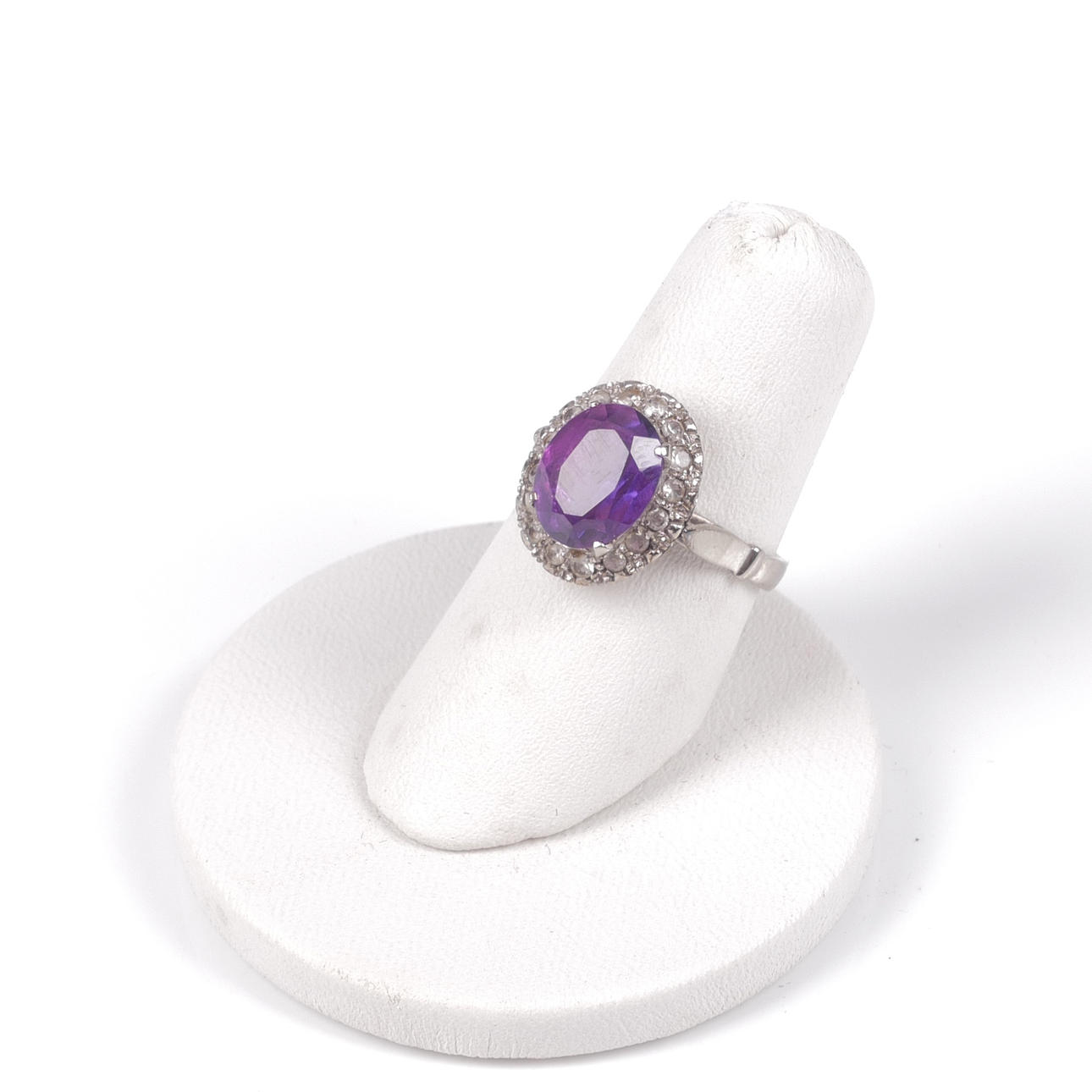 RING, 18K white gold with synthetic stone.