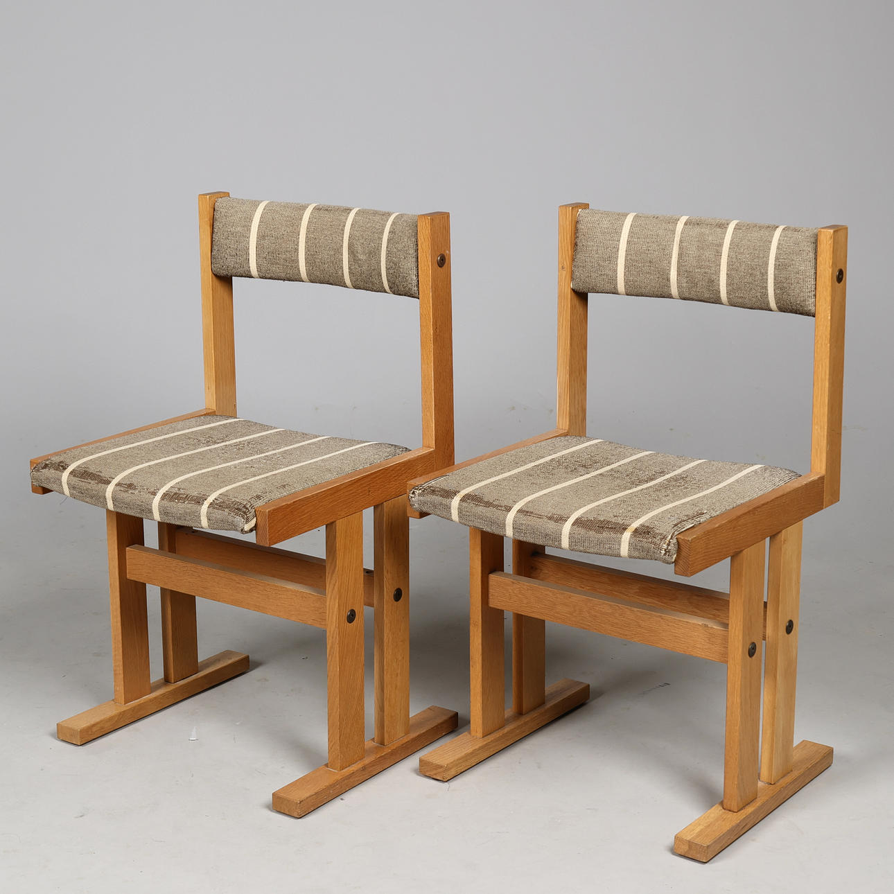 DANSK MØBELDESIGN. A pair of chairs with oak frame, seat and back upholstered in striped upholstery fabric, Danish furniture manufacturer, Denmark, circa 1970s, (2).