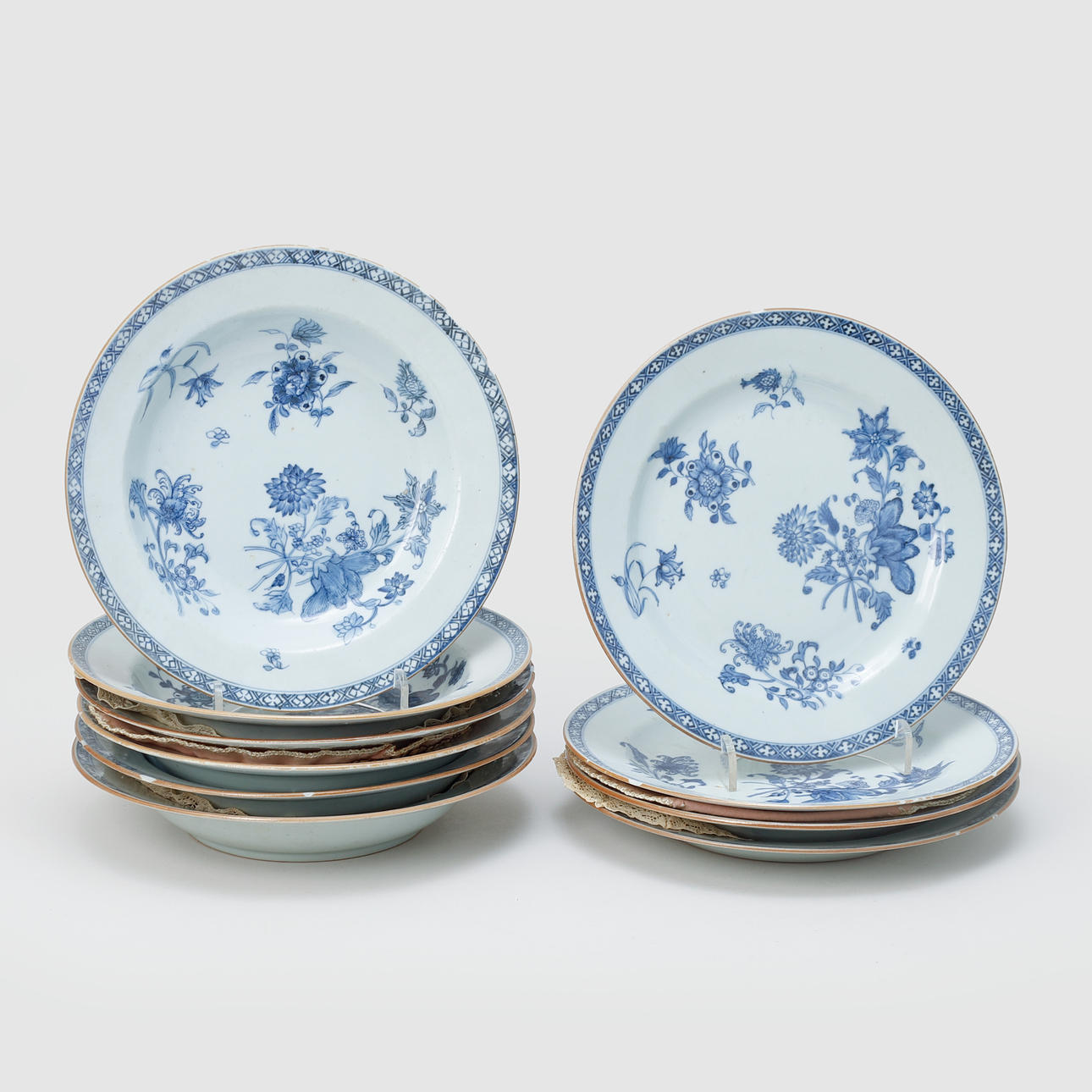 A set of 6 deep plates and a set of 4 Chinese porcelain plates, 18th century.