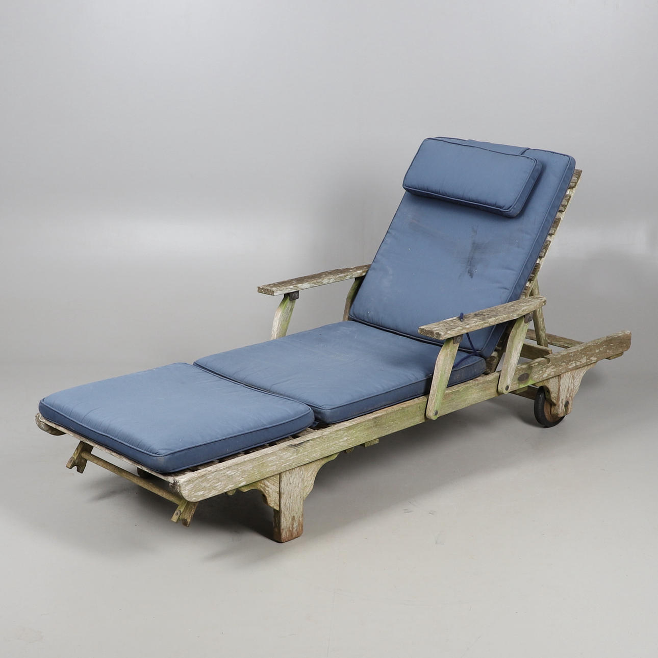 A TEAK GARDEN LOUNGER.