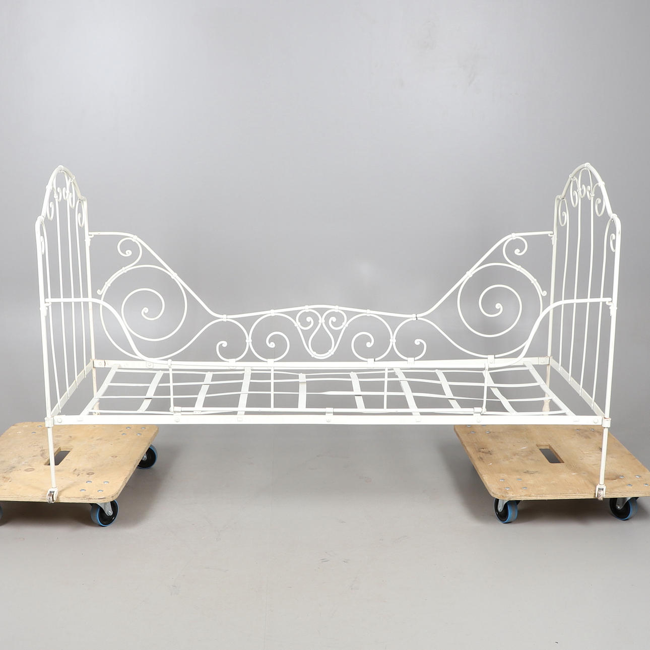 A METAL CAMPAIGN BED.