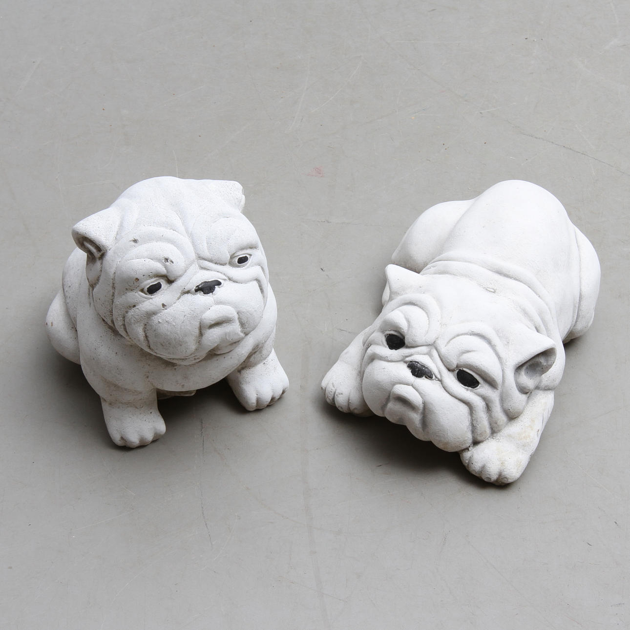 TRÄGÅRDSSKULPTURER, 1 par, betong, i form av hundar, 1900/2000-tal.