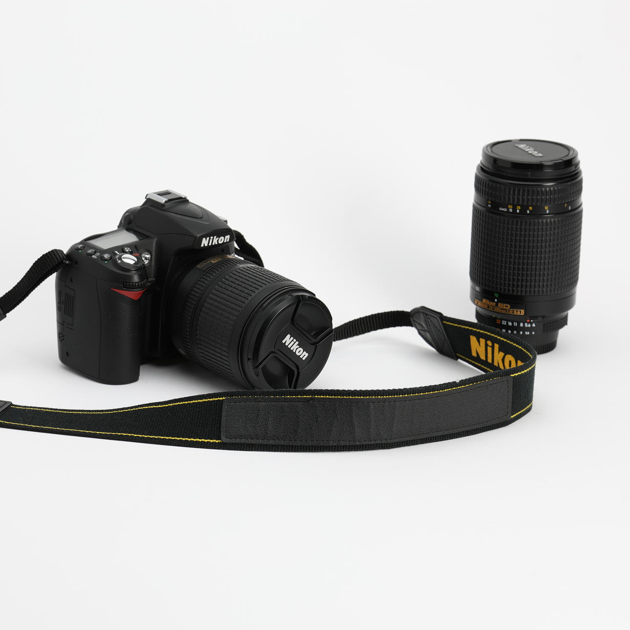 NIKON D90, Kamera mit zwei Objektiven.