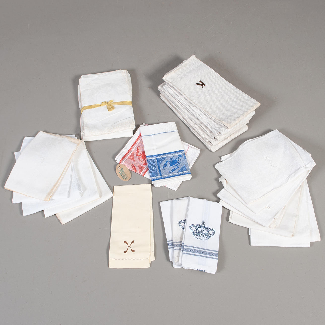 HÅNDKLÆDER. 31 stk, linneddamask og bomuld.