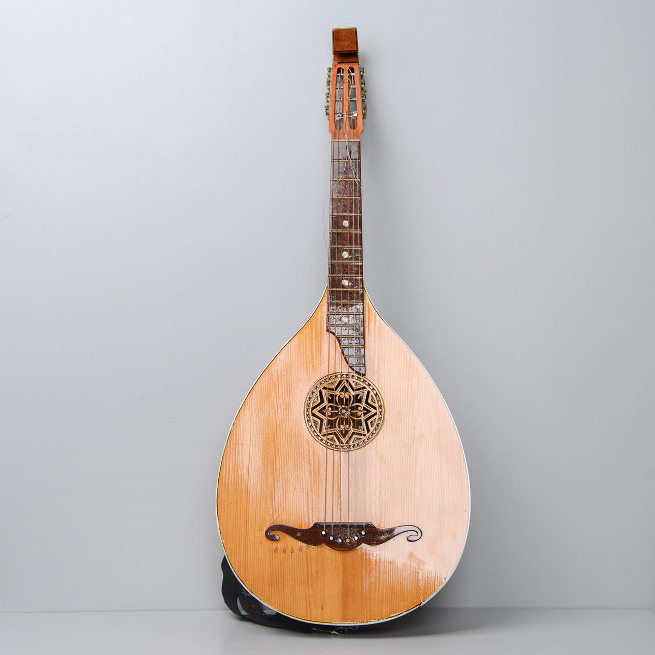 Guitar Lute, 6 strings, 20th century.