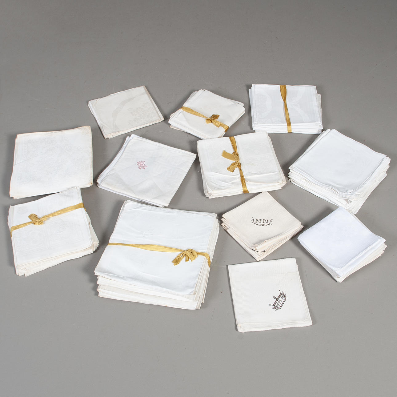 SERVIETTER. Ca. 100 stk linneddamask og halvhør.