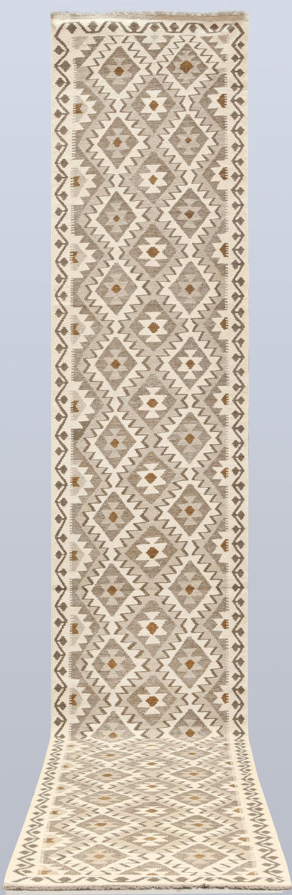 A Kelim carpet, gallery model. Approx. 499 x 81 cm.